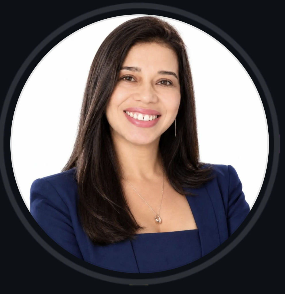 Professora Leila Morelato sorrindo de blazer azul-marinho